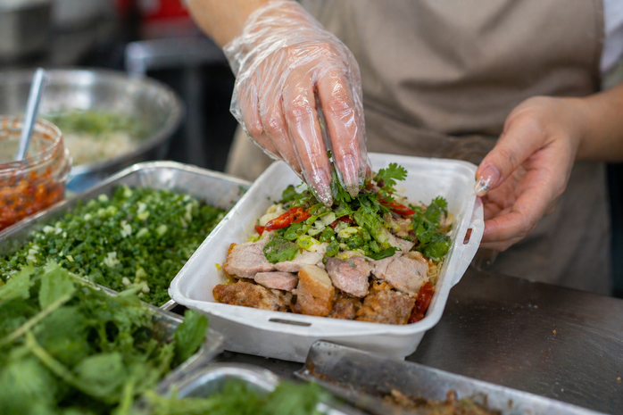 Đề xuất xử phạt hành vi không cắt ngắn móng tay khi chế biến, bán thực phẩm