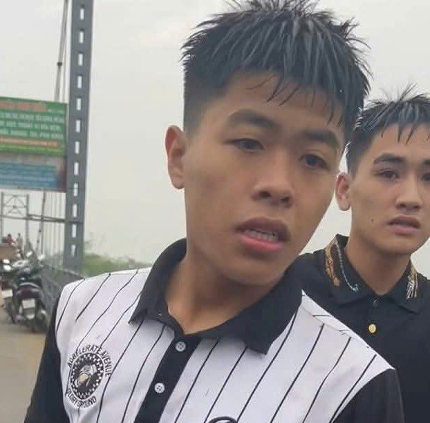 Hai nam sinh dũng cảm lao xuống sông cứu bạn. Ảnh: T. Kỳ