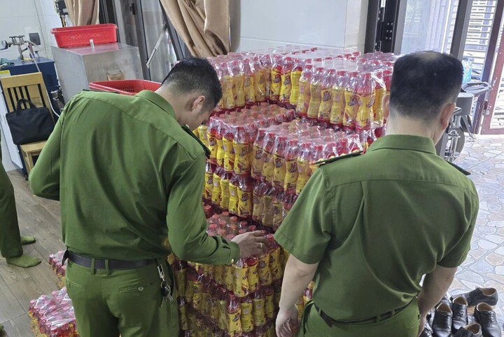 Số tang vật là nước tăng lực giả được cơ quan công an thu giữ. (Ảnh: CACC)