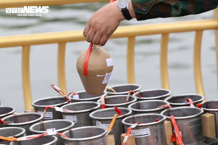 Cùng với đó, các phương án bảo đảm an ninh trật tự, phòng cháy chữa cháy và phân luồng giao thông cũng được triển khai đồng bộ. Lực lượng chức năng bố trí nhân sự tại nhiều điểm trọng yếu, nhằm đảm bảo người dân và du khách có thể thưởng thức màn pháo hoa trong an toàn, văn minh.