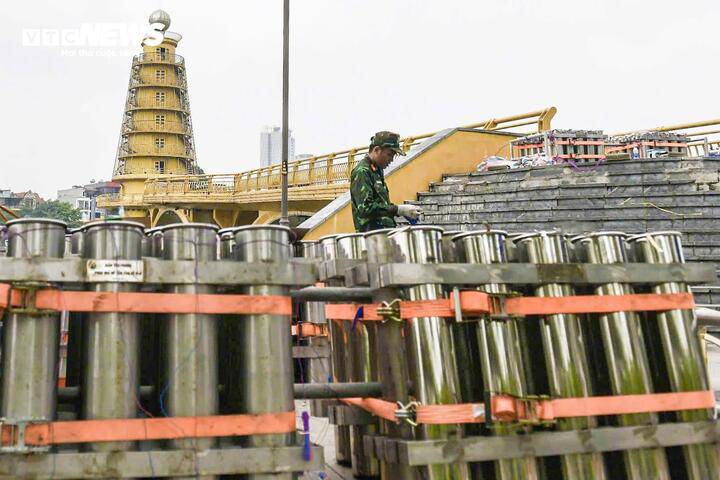 Trước giờ bắn pháo hoa, các cán bộ, chiến sĩ khẩn trương hoàn tất phần việc được phân công. Từng ống phóng được kiểm tra kỹ lưỡng, hệ thống dây dẫn và thiết bị điều khiển được đấu nối chính xác, đồng bộ.