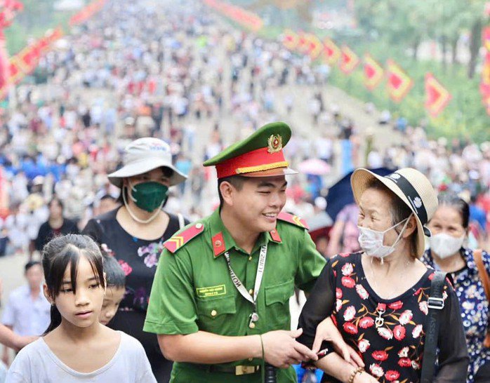 Lực lượng công an hướng dẫn, giúp đỡ người dân, du khách. Ảnh: Theo Công an Phú Thọ