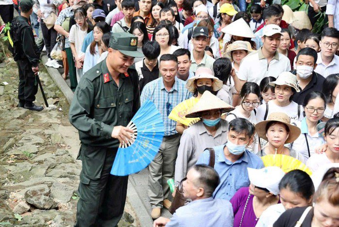 Lực lượng công an túc trực đảm bảo an ninh trật tự, giúp đỡ người dân, du khách. Ảnh: Theo Công an Phú Thọ