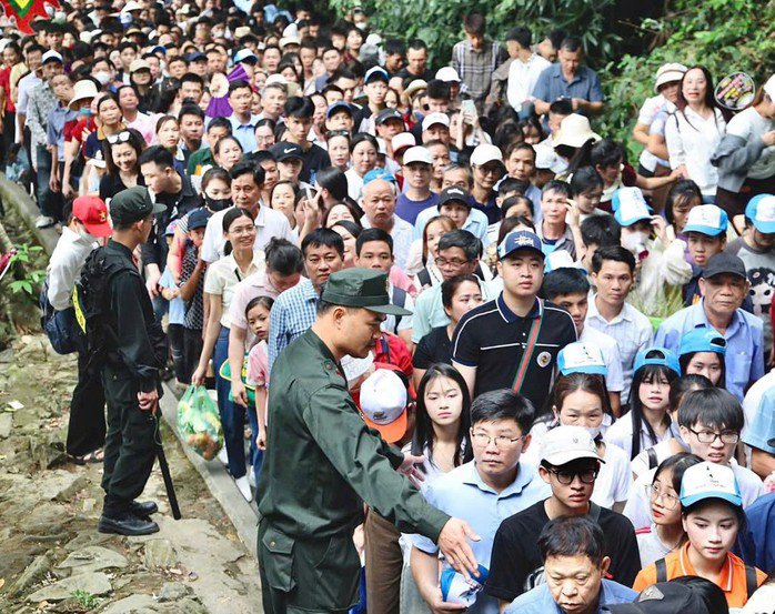 Dòng người ngày càng đông đang đổ về khu vực Đền Hùng. Ảnh: Công an Phú Thọ