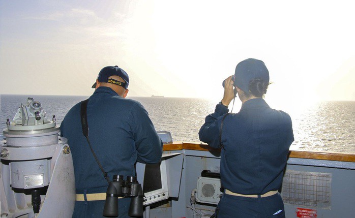 Ảnh chụp từ một tàu chiến Mỹ thực thi lệnh phong tỏa ở khu vực eo biển Hormuz - Ảnh: CENTCOM