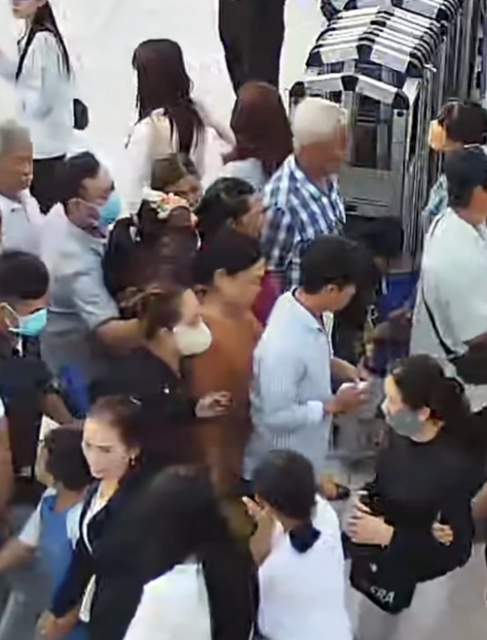 Người phụ nữ bị người đàn ông đeo khẩu trang giật dây chuyền. Ảnh cắt từ clip