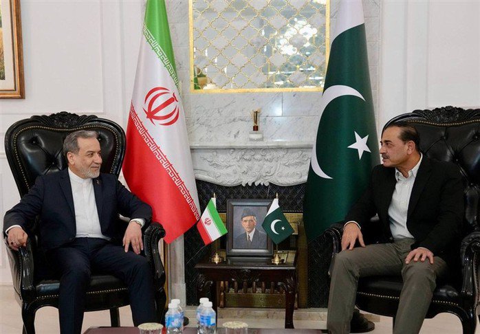 Bộ trưởng Ngoại giao Iran Abbas Araqchi hội đàm cùng Tư lệnh quân đội Pakistan Asim Munir tại thủ đô Islamabad ngày 25-4-2026. Ảnh: Tasnim.