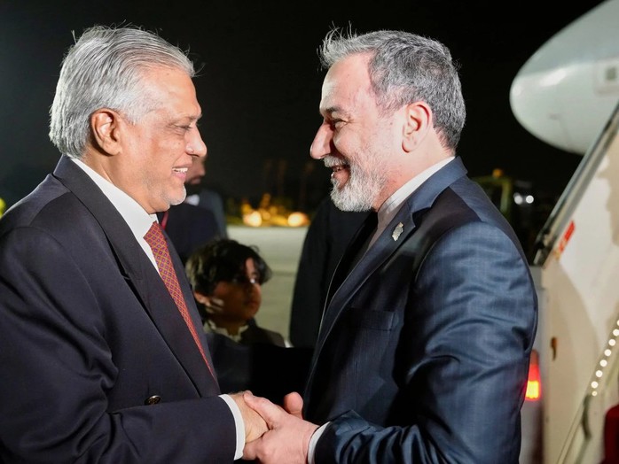 Bộ trưởng Ngoại giao Pakistan Ishaq Dar đón Bộ trưởng Ngoại giao Iran Abbas Araqchi tại căn cứ không quân Nur Khan, TP Rawalpindi vào ngày 24-4. Ảnh: Bộ Ngoại giao Iran/AP.