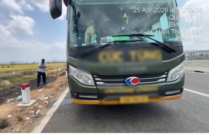Chở nhồi nhét thêm 13 người, xe khách bị xử phạt gần 100 triệu đồng