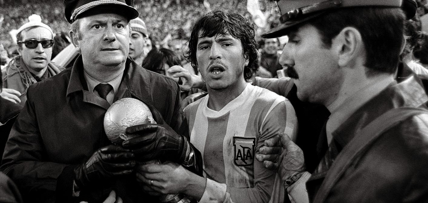 Lễ ăn mừng chức vô địch World Cup của Argentina, với 2 sỹ quan quân đội bên chiếc cúp