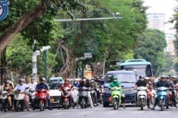 Hà Nội cấm xe máy xăng ở 11 tuyến phố từ 1-7: Người dân nói gì?