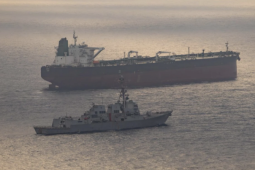 Mỹ tiếp tục công bố hình ảnh chặn bắt tàu Iran gần eo biển Hormuz