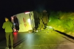 Xe khách chở hàng chục người bị lật khi xuống đèo tại Lào Cai