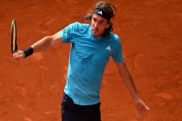 Nóng nhất thể thao trưa 25/4: Tsitsipas nghẹn ngào sau chiến thắng giải hạn tại Madrid Open