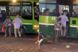 Khoảnh khắc cặp vợ chồng già dìu nhau lên xe buýt khiến dân mạng 'tan chảy'