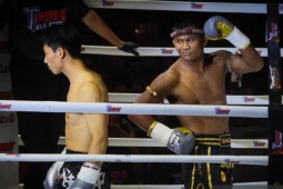 Thánh Muay Buakaw tái xuất ở tuổi 44, đánh bại cao thủ Trung Quốc