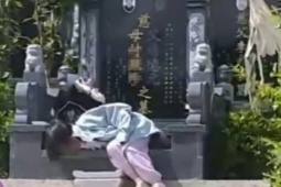 Bé gái xin ngủ cạnh mộ ông bà khiến nhiều người xúc động