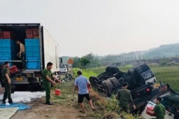 Xe chở hơn 3 tấn tôm lật giữa đêm, công an và người dân kịp thời “giải cứu”