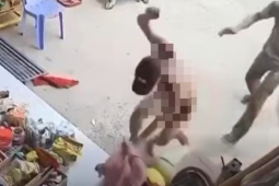 Xôn xao clip người đàn ông khỏa thân xông vào tiệm tạp hóa hành hung cô giáo