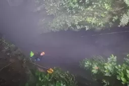 Chuyên gia thám hiểm đu dây xuống hang động mới phát hiện