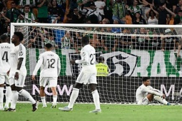 Real Madrid sa sút thảm hại: Siêu sao cũng  " buông "  lúc chưa thua