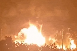 Cháy kho sơn ở Hà Nội, quả cầu lửa bùng lên liên tiếp