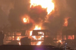 Hà Nội: Kho xưởng ở Đông Anh bốc cháy dữ dội