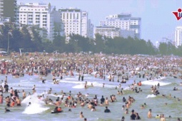 Biển Sầm Sơn ken đặc người cuối tuần dù chưa nắng nóng