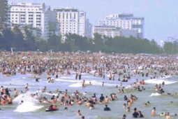 Biển Sầm Sơn ken đặc người cuối tuần dù chưa nắng nóng
