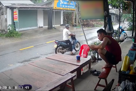 Clip: Pha vít ga khó hiểu, người đàn ông lao thẳng vào hàng rào suýt gãy cổ