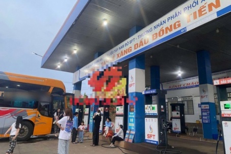 Hy hữu: Hàng chục hành khách bị "bỏ rơi" giữa đường, buộc phải đóng thêm tiền