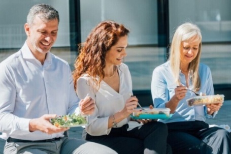 Vì sao người Pháp cấm ăn trưa tại bàn làm việc?