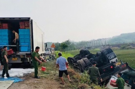 Xe chở hơn 3 tấn tôm lật giữa đêm, công an và người dân kịp thời “giải cứu”