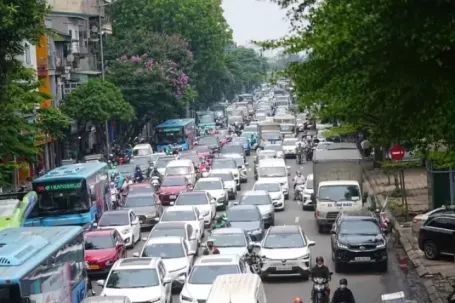 Hà Nội ngày đầu kỳ nghỉ lễ: Nội đô 'dễ thở', cửa ngõ ùn tắc