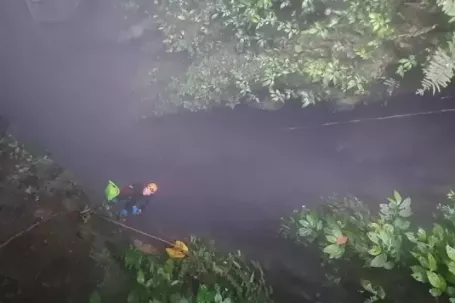 Chuyên gia thám hiểm đu dây xuống hang động mới phát hiện