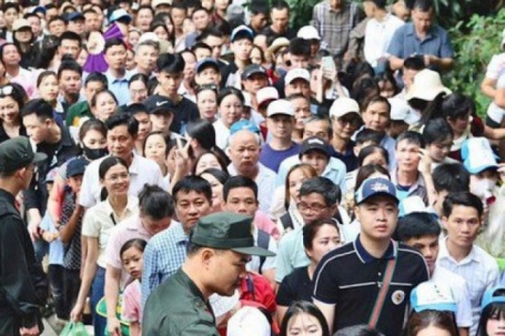 Biển người đổ về Đền Hùng trước ngày Giỗ tổ Hùng Vương