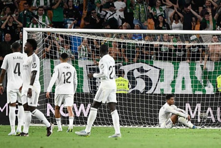 Real Madrid đổ đốn thảm hại: Siêu sao cũng "buông" lúc chưa thua