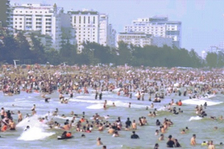 Biển Sầm Sơn ken đặc người cuối tuần dù chưa nắng nóng