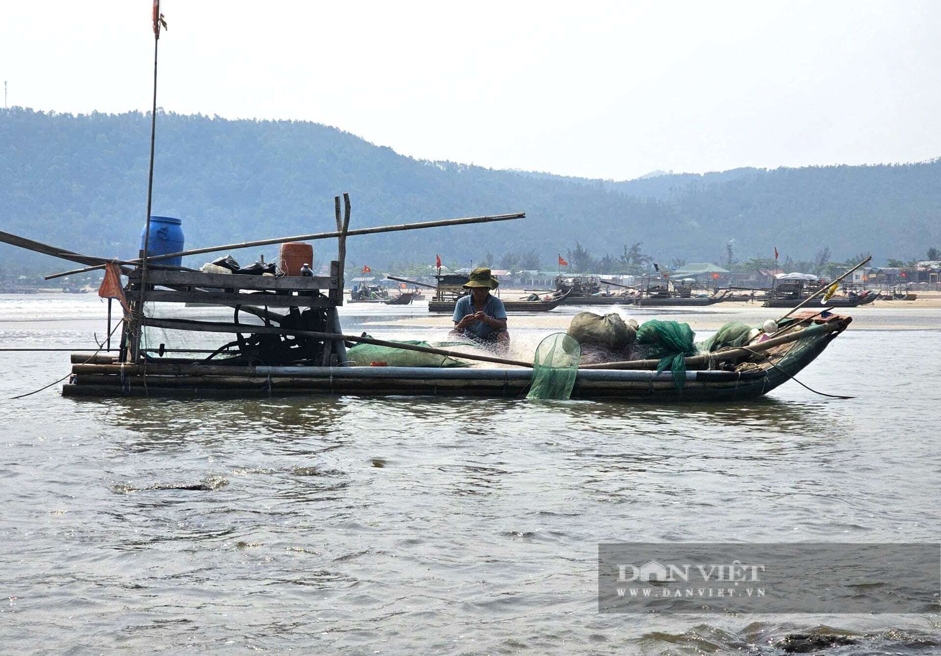 Người dân xã Hải Lộc, tỉnh Nghệ An vẫn bám biển mưu sinh. Cuộc sống của họ gắn liền với từng "nhịp thở" của biển, theo từng con nước lên, xuống. Ảnh: N.T