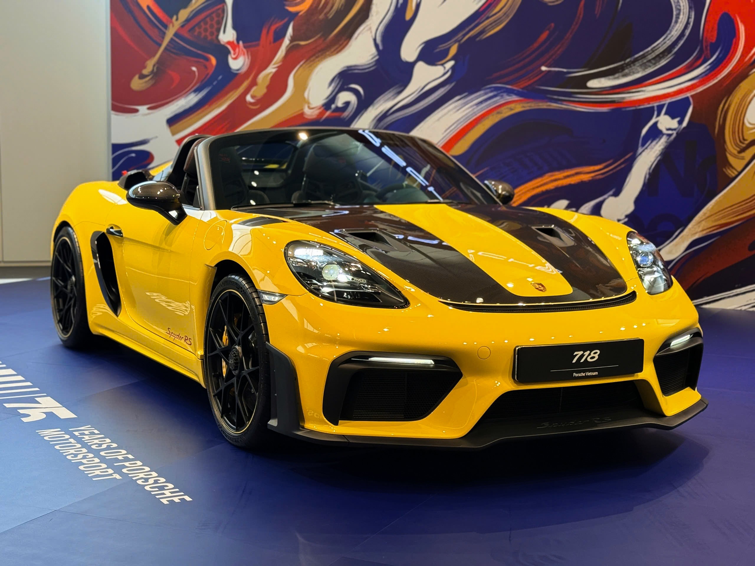 Porsche 718 Spyder RS thứ ba, thu hút sự chú ý nhờ cấu hình khác biệt.