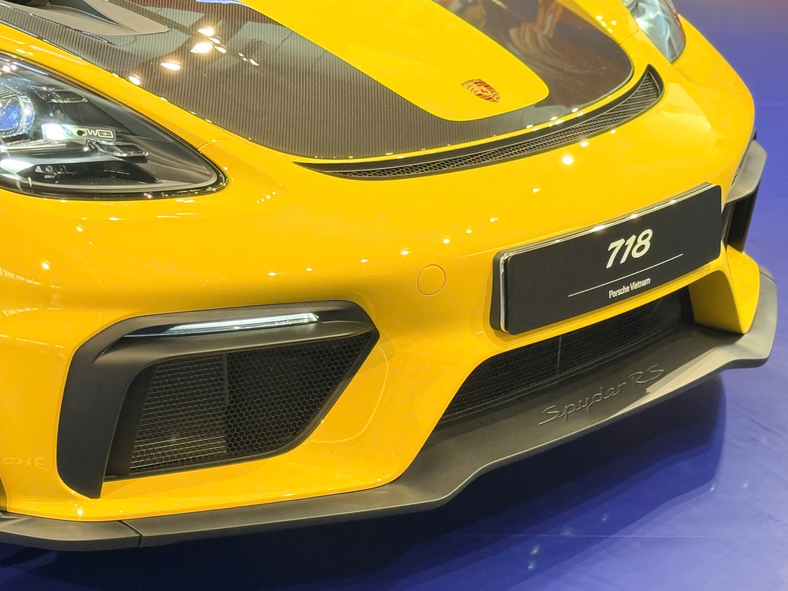 Các chi tiết như hốc hút gió cỡ lớn phía sau khoang lái.