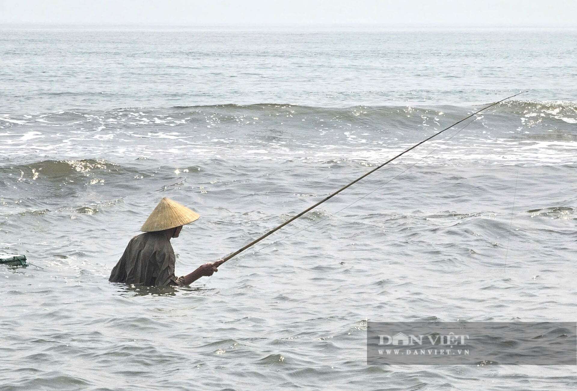 Người dân xã Hải Lộc, tỉnh Nghệ An vẫn bám biển mưu sinh. Cuộc sống của họ gắn liền với từng "nhịp thở" của biển, theo từng con nước lên, xuống. Ảnh: N.T