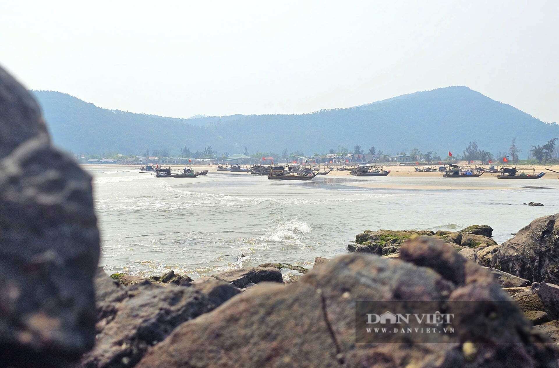 Người dân xã Hải Lộc, tỉnh Nghệ An vẫn bám biển mưu sinh. Cuộc sống của họ gắn liền với từng "nhịp thở" của biển, theo từng con nước lên, xuống. Ảnh: N.T