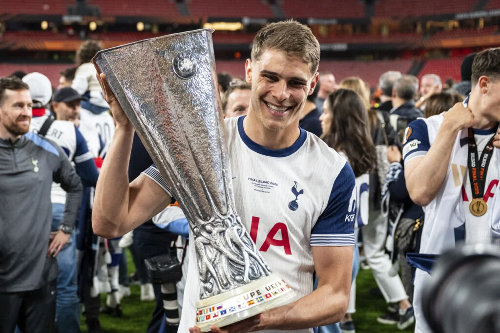 Van de Ven tính chuyện rời Tottenham