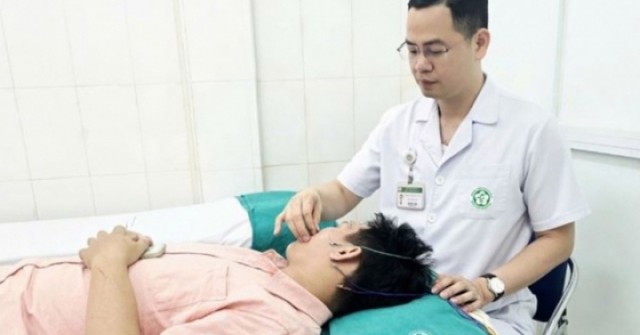 Ngâm bể sục rồi ngủ điều hòa, nam sinh liệt mặt sau một đêm