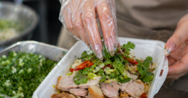 Đề xuất phạt 2-4 triệu nếu để móng tay dài, đeo trang sức bán đồ ăn