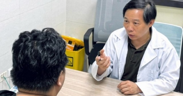 CEO 42 tuổi bật khóc khi cơ thể bỗng nhiên "không nghe lời"