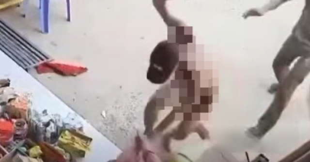 Xôn xao clip người đàn ông khỏa thân xông vào tiệm tạp hóa hành hung cô giáo