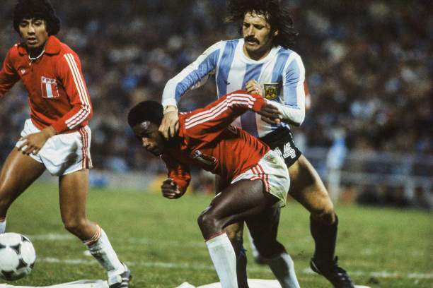 Peru (áo đỏ) thua quá đậm trước Argentina, trong khi những năm trước và sau World Cup 1978, họ đã thắng được cả Brazil lẫn Pháp