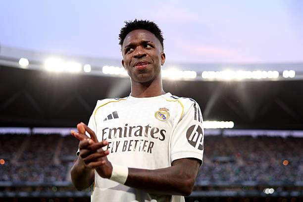 Vinicius chớp thời cơ đúng lúc đưa Real Madrid dẫn bàn